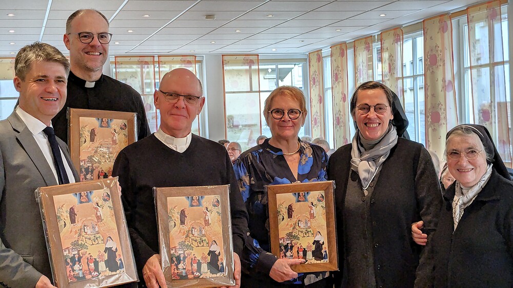 Übergabe der Ikone an Bürgermeister, Pfarrer, Domvikar und Verwandte durch Generaloberin Sr. Samuela und Archivarin Sr. Teresina