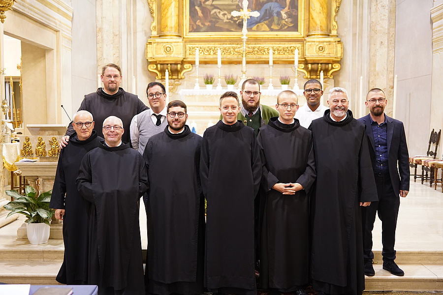 Frater Luis Alberto Quintanilla, Frater Thiago Miguel Rodrigues Fournier, Frater Bálint Brenner und Frater Clemens Johannes Schuster (vorne, v.l.) schlossen am 28. September 2025 ihre zweijährige Ausbildungszeit im europäischen Noviz