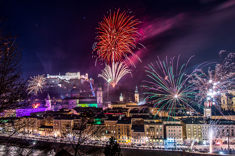 Im Kapuzinerkloster Salzburg wird der Silvesterabend auf der Klosterterrasse mit Blick auf die Stadt gefeiert. / Tourismus Salzburg, Foto: Breitegger Günter Im Kapuzinerkloster Salzburg wird der Silvesterabend auf der Klosterterrasse mit Blick auf die Stadt gefeiert.