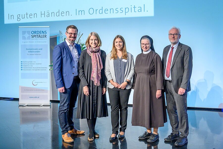 Gehirnforscher Boris Konrad, Landeshauptmann-Stellvertreterin Christine Haberlander, Ethikerin Julia Amann, Elisabethinen-Generaloberin Sr. M. Barbara Lehner und Bischofsvikar Adi Trawöger beim Kongress der oberösterreichischen Ordensspitäler.