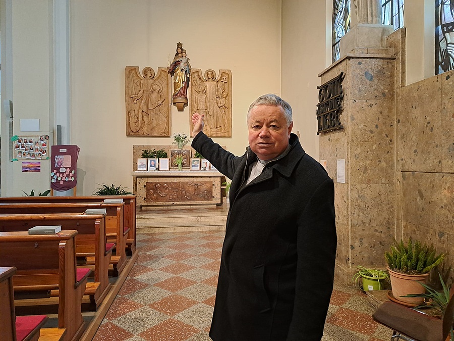 Eine Marienstatue konnte nach dem Angriff unversehrt geborgen werden. / Wolfgang Zarl Eine Marienstatue konnte nach dem Angriff unversehrt geborgen werden.