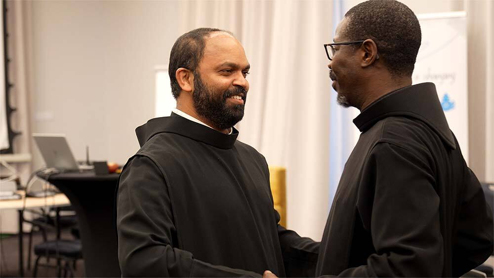 Fr. Saji Mullankuzhy mit dem neuen Generaloberen Fr. Pascal Ahodegnon / Barmherzige Brüder/Antoine Soubrier Fr. Saji Mullankuzhy mit dem neuen Generaloberen Fr. Pascal Ahodegnon
