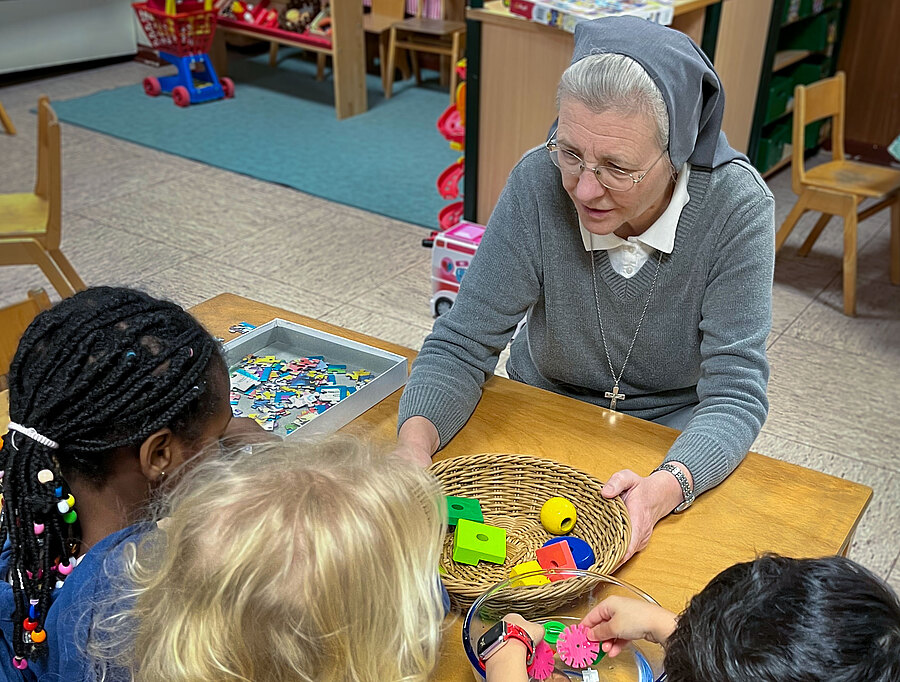 Für alle Kinder da: Don Bosco Schwester Aloisia Bumberger in der Don Bosco Kita in Essen-Borbeck.
