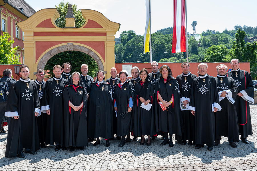 Der Großprior von Österreich, Fra´ Gottfried Kühnelt-Leddihn (6.v.l), freut sich über 16 neue Mitglieder des Malteserordens.