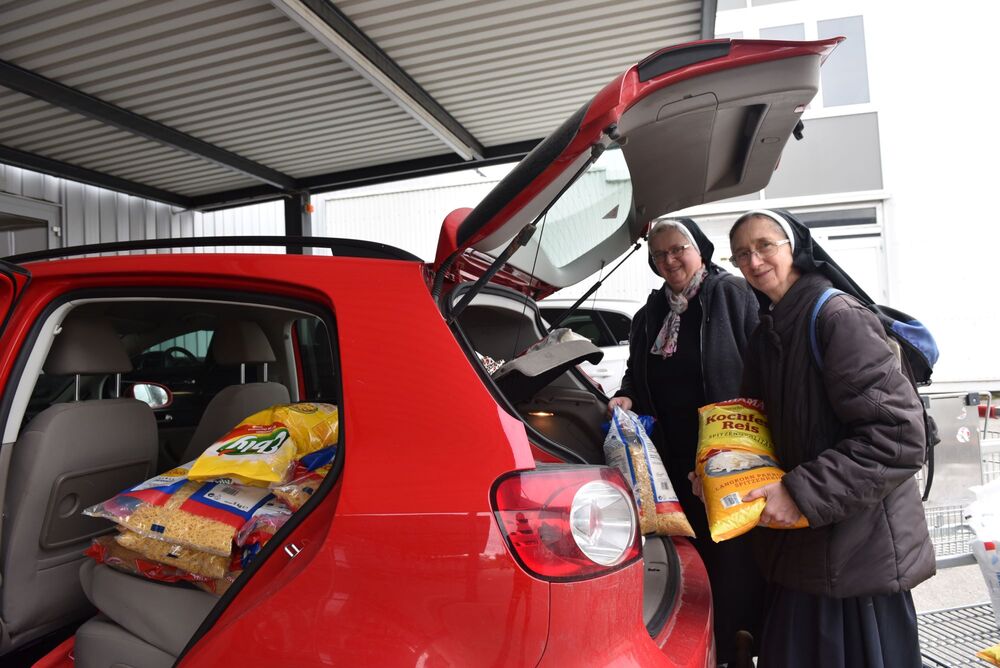 die Amstettner Franziskanerinnen Sr. Franziska Bruckner und Sr. Cornelia Waldbauer beim Einladen von Zutaten für die Suppenküchen, die dann von Diakon Peter Zidar in die Ukraine überstellt werden.