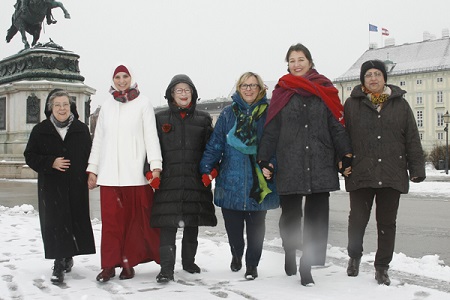 Hand in Hand gegen Angst und Gewalt / Foto: Erich Leonhard, Copyright-Inhaber KFB, Erich Leonhard Hand in Hand
gegen Angst und Gewalt
Frauen für Vertrauen, Dialog und Gerechtigkeit