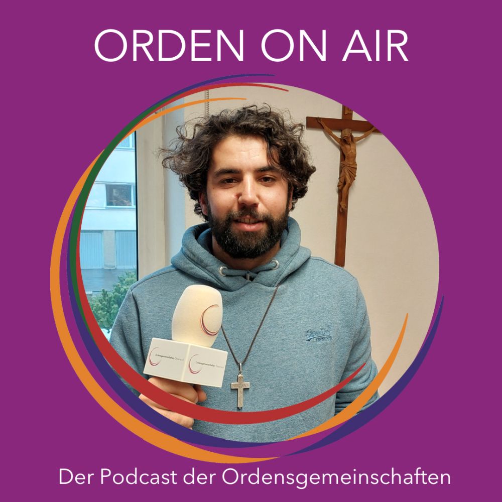 Br. Cyprien Messie im hellblauen Pulli vor dem Mikrofon
