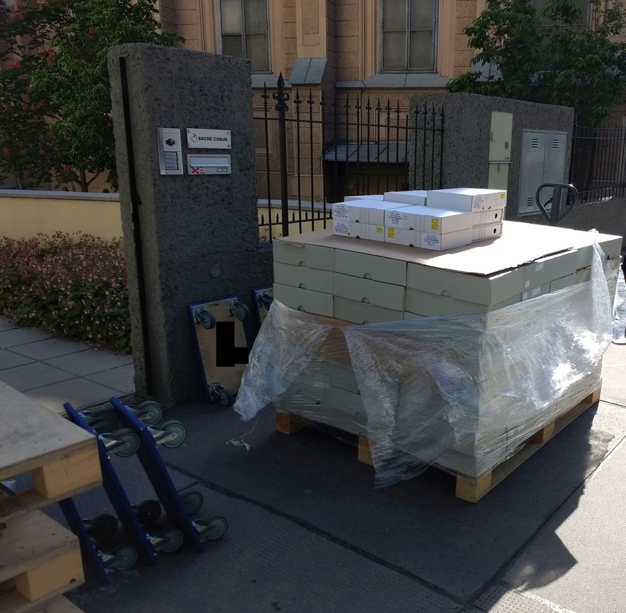 Paletten mit Archivschachteln vor dem Eingangstor in Wien. / Lukas Winder