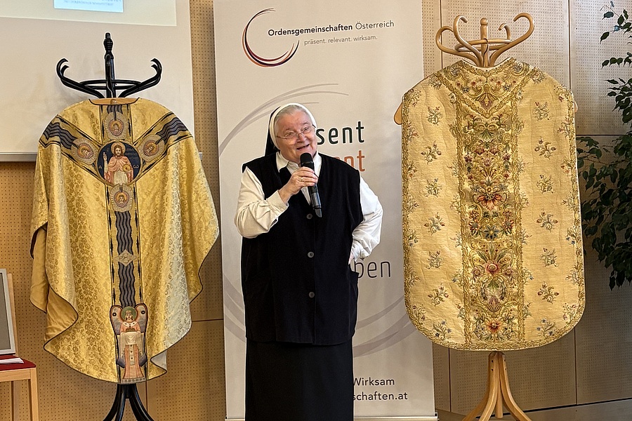 Die Künstlerin, Archivarin und Ordensobere Sr. Judith Lehner stellte die kreative Arbeit mit Brokat, Blattgold und Pigmenten der Schwestern vom Göttlichen Erlöser in Wien vor.