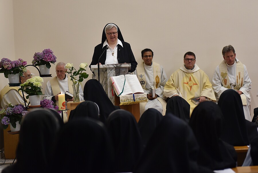 Generaloberin Sr. Franziska Bruckner würdigte das Wirken der drei Jubilarinnen.