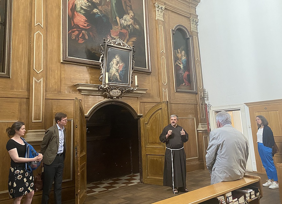 Br. Marek Król führte die Teilnehmer:innen in den Brüderchor im Wiener Kapuzinerkloster.
