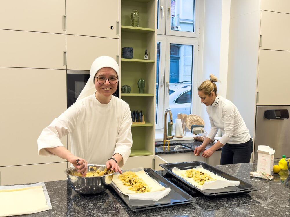 Sr. Edith Mittendorfer in der Küche des Tageshospizes Aumannplatz. / CS /Human Vahdani Sr. Edith Mittendorfer in der Küche des Tageshospizes Aumannplatz.