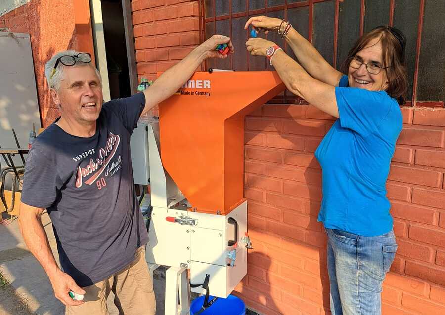 Auch eine Plastik-Recycling-Anlage wurde installiert und auch gleich mit Sr. Karina Beneder (rechts) ausprobiert. / privat Auch eine Plastik-Recycling-Anlage wurde installiert und auch gleich mit Sr. Karina Beneder (rechts) ausprobiert.