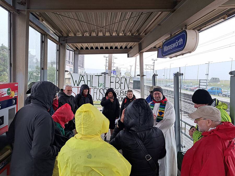 Am Beginn und Ende des Stationengottesdienstes fanden Andachten am Bahnhof Mannswörth statt.