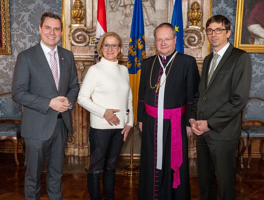 Bürgermeister Christoph Kaufmann, Landeshauptfrau Johanna Mikl-Leitner, Propst Anton Höslinger und Wirtschaftsdirektor Andreas Gahleitner (v.l.) informierten bei der Pressekonferenz über die nächste Etappe der Generalsanierung im Stift Klosterneuburg / Stift Klosterneuburg/W. Hanzmann Bürgermeister Christoph Kaufmann, Landeshauptfrau Johanna Mikl-Leitner, Propst Anton Höslinger und Wirtschaftsdirektor Andreas Gahleitner (v.l.) informierten bei der Pressekonferenz über die nächste Etappe der Generalsanierung im Stift Klosterneuburg