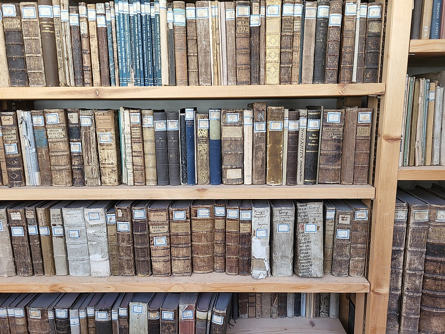Der zeitliche Schwerpunkt der Sammlung in der Bibliothek des Servitenkonvents Volders liegt im 18. Jahrhundert, ergänzt durch Werke aus dem 16. und 17. Jahrhundert sowie aus späterer Zeit. / ÖOK/km Der zeitliche Schwerpunkt der Sammlung in der Bibliothek des Servitenkonvents Volders liegt im 18. Jahrhundert, ergänzt durch Werke aus dem 16. und 17. Jahrhundert sowie aus späterer Zeit.