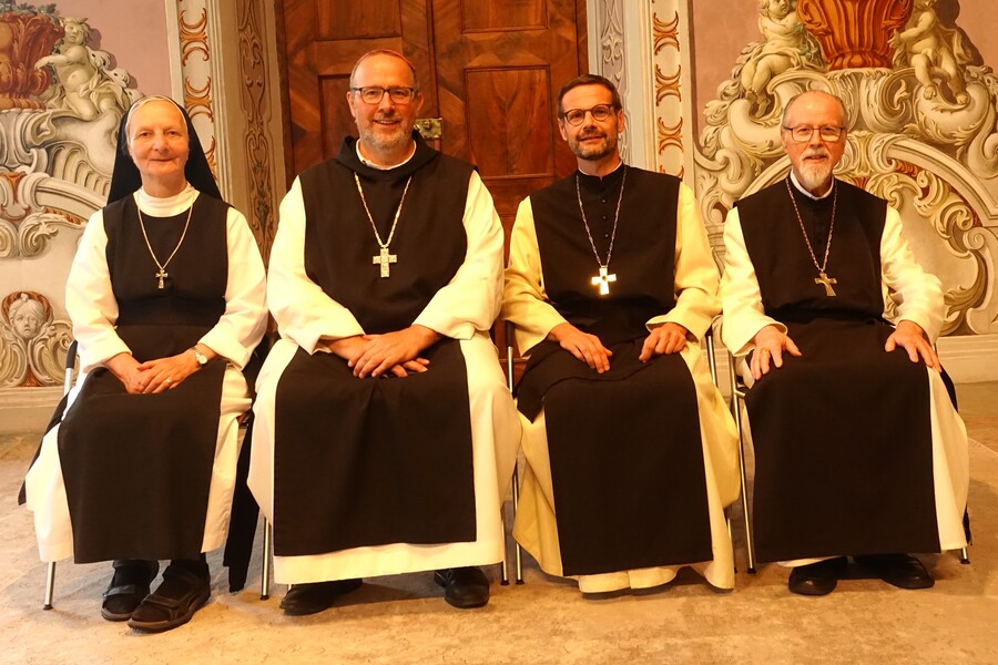 Cyrill Greiter (3.v.l.) wurde am 12. September 2024 zum neuen Abt von Stift Stams gewählt. Hier im Bild mit Äbtissin Benedikta Gurschler (Abtei Mariengarten), Abtpräses Vinzenz Wohlwend (Kloster Mehrerau) und Abt em. German Erd (v.l.).