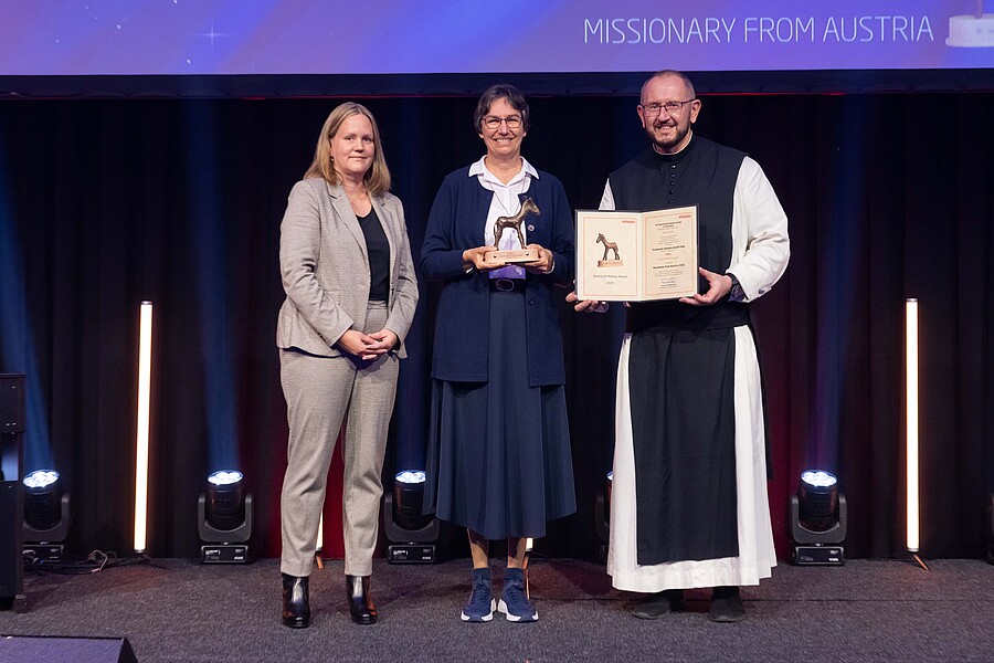 MIVA-Geschäftsführerin Christine Parzer (l.) und Missio-Nationaldirektor P. Karl Wallner (r.) überreichten Sr. Johanna Denifl (Mitte) den „EMIL“ in der Kategorie „Missionary from Austria“.
