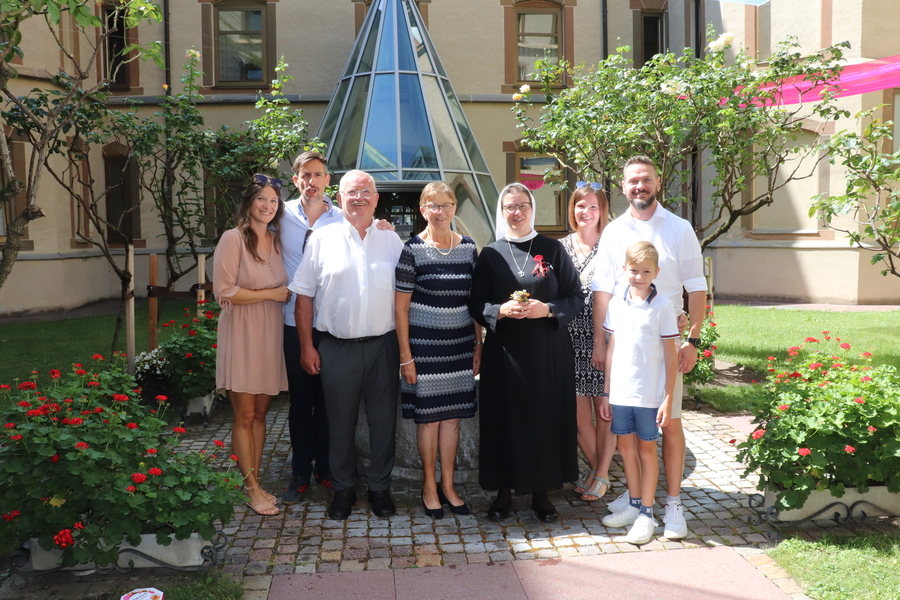 Sr. Nathanja Maria Perndorfer, hier mit ihrer Familie zu sehen, wird nun vorrangig in der Berufungspastoral tätig sein.
