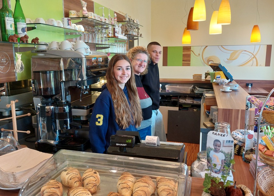 Sr. Zäzilia Holzer (Mitte) hat als Leiterin des Schulcafés Mazzarello immer ein offenes Ohr. / ÖOK/rs Sr. Zäzilia Holzer (Mitte) hat als Leiterin des Schulcafés Mazzarello immer ein offenes Ohr.
