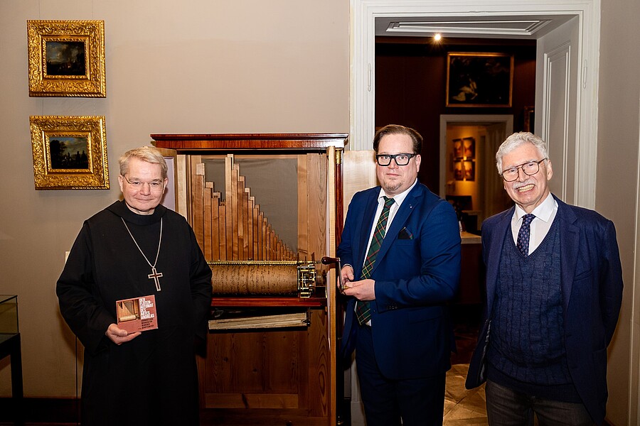 Freuten sich über den Fund (v.l.): Abt Nikolaus Poch, Christoph Wellner, Chefredakteur von radio klassik Stephansdom, und Eduard Strauss, Nachkomme der Strauss-Dynastie und Absolvent des Schottengymnasiums.