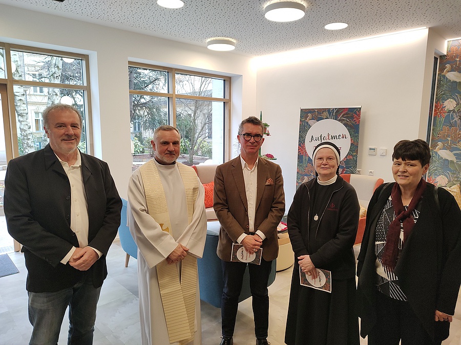 Robert Zöchling (Bezirksvorsteherin Stv.), Dechant P. Arkadiusz Zakręta CM, Klaus Rosino (Geschäftsführer des St. Carolusheims), Sr. Christine Daniela Jedinger (Generaloberin der Borromäerinnen) und Sr. Susanne Krendelsberger (Generalleiterin der Sch / CS Caritas Socialis Robert Zöchling (Bezirksvorsteherin Stv.), Dechant P. Arkadiusz Zakręta CM, Klaus Rosino (Geschäftsführer des St. Carolusheims), Sr. Christine Daniela Jedinger (Generaloberin der Borromäerinnen) und Sr. Susanne Krendelsberger (Generalleiterin der Sch