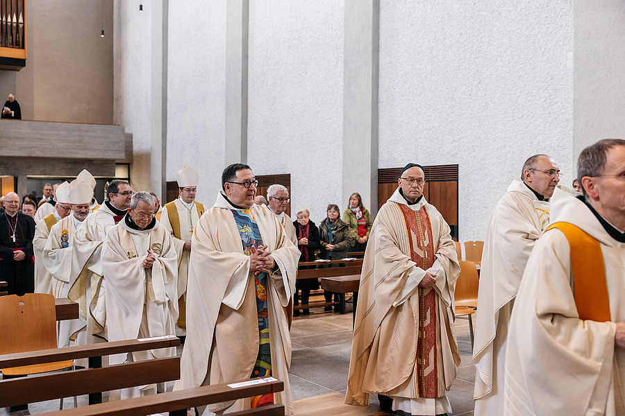 Zahlreiche Gläubige, Ordensleute und Wegbegleiter:innen waren bei der Wiedereinweihung der Abteikirche in Mehrerau dabei. / Lisa Mathis, mathis.studio Zahlreiche Gläubige, Ordensleute und Wegbegleiter:innen waren bei der Wiedereinweihung der Abteikirche in Mehrerau dabei.