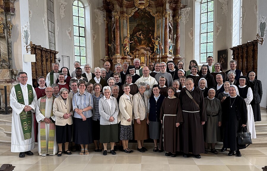 Rund 60 Ordensfrauen und -männer trafen sich am 10. Juni 2025 zum Ordenstag in Vorarlberg. Zum Abschluss feierten sie eine Messe mit Diözesanbischof Benno Elbs.