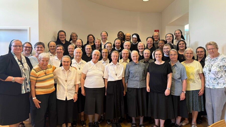 Gruppenfoto der 42 teilnehmenden Ordensfrauen des Generalkapitels der Franziskanerinnen von Vöcklabruck