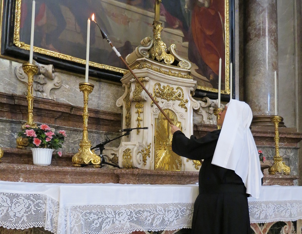 Sr. Eva Maria Voglhuber berichtete im Interview von ihrer Arbeit als Sakristanin.      