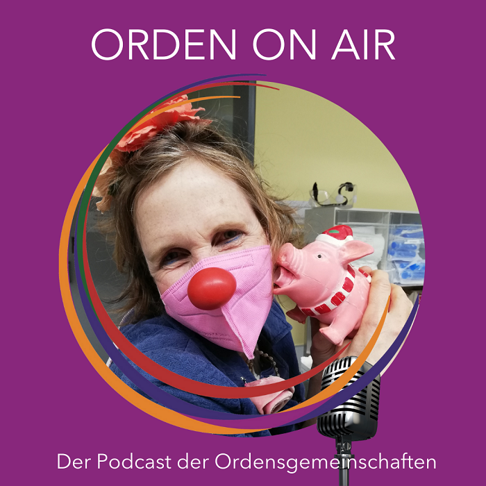Kl. Sr. Monika Miriam Wedenig mit roter Clownnase und einem rosa Schweinchen in der Hand