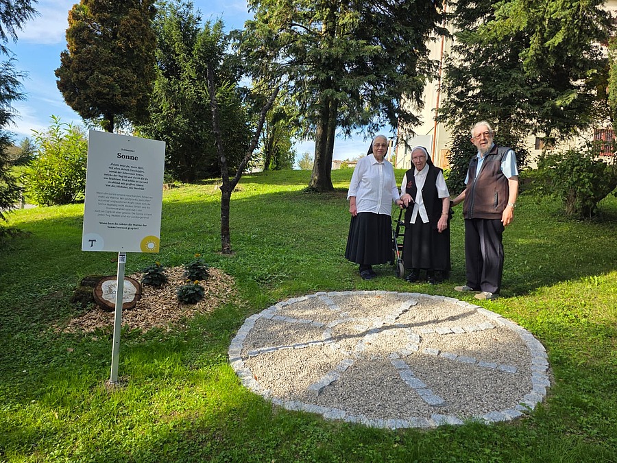 Der Sonnengesangsweg im Kloster Hainstetten wird am 4. Oktober 2025 gesegnet. Oberin Sr. Judith Dangl, Sr. Berchmana Pöchaker und Pfarrer i. R. Franz-Josef Kaiser laden dazu ein. / Wolfgang Zarl Der Sonnengesangsweg im Kloster Hainstetten wird am 4. Oktober 2025 gesegnet. Oberin Sr. Judith Dangl, Sr. Berchmana Pöchaker und Pfarrer i. R. Franz-Josef Kaiser laden dazu ein.