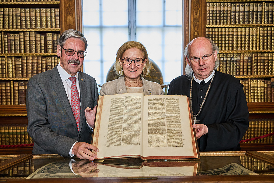 Freuen sich über den Start in die vierte Etappe der Restaurierung der Stiftsbibliothek Melk (v.l.): der Präsident des Fördervereins Ex Litteris Immortalitas Erwin Hameseder, Landeshauptfrau Johanna Mikl-Leitner und Abt Georg Wilfinger.