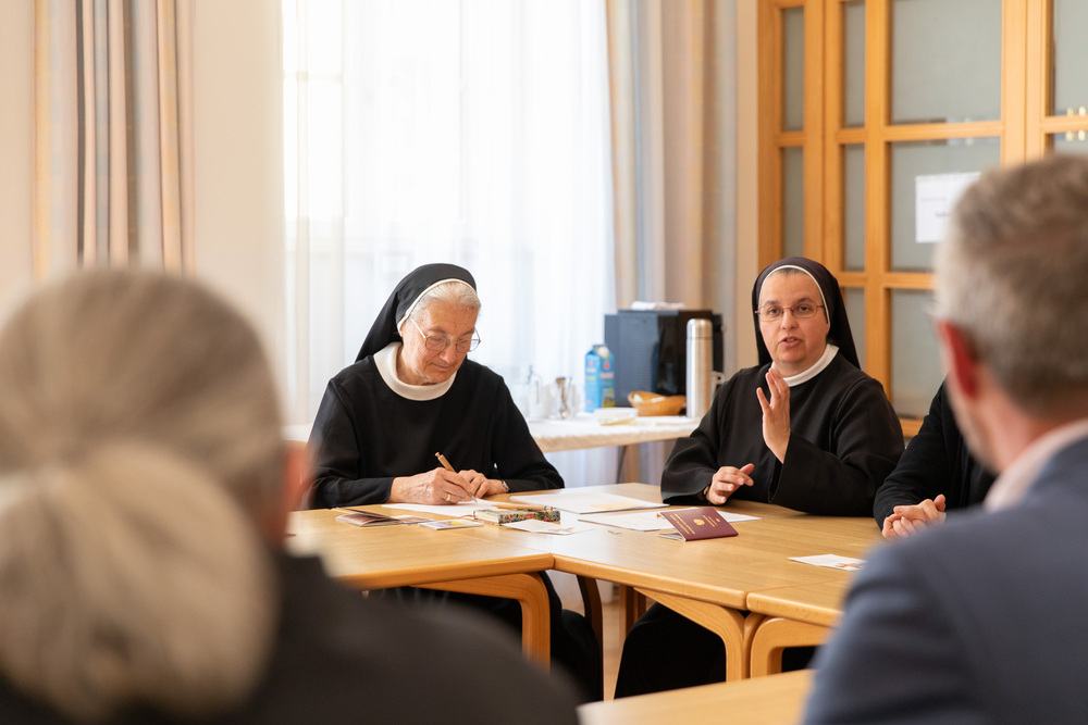 Sr. Petronilla Herl unterschreibt die Übergabe an das IÖO und VOSÖ / OÖK/ Elisabeth Mayr-Wimmer Sr. Petronilla Herl unterschreibt die Übergabe an das IÖO und VOSÖ
