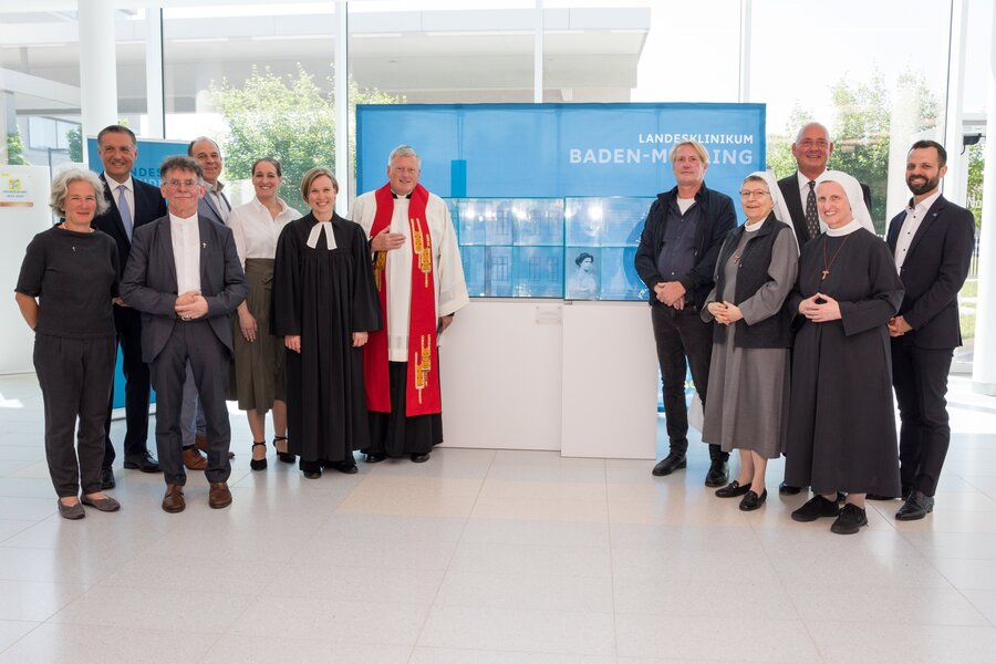 Die Ehrengäste bei den Feierlichkeiten im Landesklinikum Mödling (v.l.): Christina Pospisil, Markus Zemanek, Heinz Purrer, Stefan Gruber-Traint, Claudia Herbst, Anne Tikkanen-Lippl, Martin Leitner, Clemens Fürtler, Sr. Ruth Beinhauer, Nikolaus Jorda, / Landesklinikum Baden-Mödling Die Ehrengäste bei den Feierlichkeiten im Landesklinikum Mödling (v.l.): Christina Pospisil, Markus Zemanek, Heinz Purrer, Stefan Gruber-Traint, Claudia Herbst, Anne Tikkanen-Lippl, Martin Leitner, Clemens Fürtler, Sr. Ruth Beinhauer, Nikolaus Jorda,