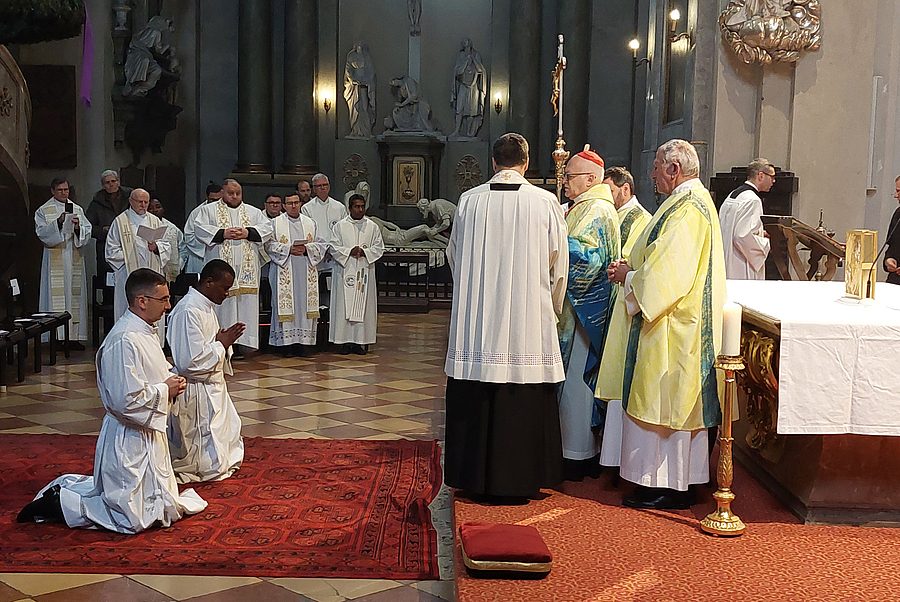 Fr. Adrian Hafner (l.) und Fr. Jean-Luc Kapend Chiseng (r.) wurden in der Michaelerkirche zu Diakonen geweiht. / Salvatorianer/rs Fr. Adrian Hafner (l.) und Fr. Jean-Luc Kapend Chiseng (r.) wurden in der Michaelerkirche zu Diakonen geweiht.