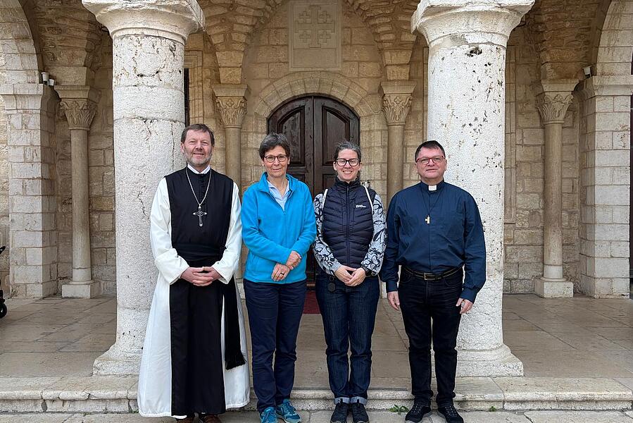Abt Reinhold Dessl vom Stift Wilhering, Ordenskonferenz-Generalsekretärin Sr. Christine Rod, die Vorsitzende der Ordenskonferenz, Sr. Franziska Madl und Salesianer-Provinzial P. Siegfried Kettner (v.l.) sind derzeit zu einem Solidaritätsbesuch im Hei / ÖOK Abt Reinhold Dessl vom Stift Wilhering, Ordenskonferenz-Generalsekretärin Sr. Christine Rod, die Vorsitzende der Ordenskonferenz, Sr. Franziska Madl und Salesianer-Provinzial P. Siegfried Kettner (v.l.) sind derzeit zu einem Solidaritätsbesuch im Hei