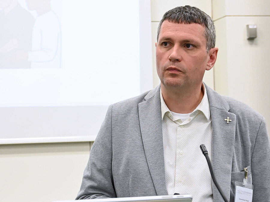 Der Salzburger Generalvikar Harald Mattel gab Einblick in Fragen der Gewaltprävention im Kontext von Schulpastoral und Schulseelsorge. / SALK/Sabine Aßmann Der Salzburger Generalvikar Harald Mattel gab Einblick in Fragen der Gewaltprävention im Kontext von Schulpastoral und Schulseelsorge.