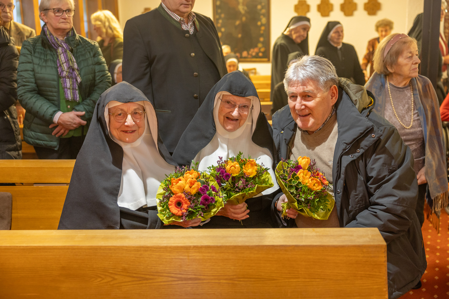 Sr. Rita und Sr. Bernadette legten ihren Lebensübergang in die Seniorenresidenz in Gottes Hände. / Hans Hathayer Sr. Rita und Sr. Bernadette legten ihren Lebensübergang in die Seniorenresidenz in Gottes Hände.