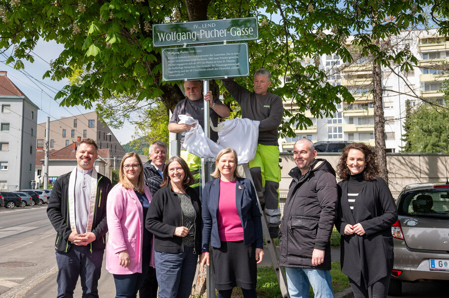 Waren bei der Enthüllung dabei (v.l.): P. Bernhard Pesendorfer, Klubobfrau Daniela Schlüsselberger, Thomas Ferk, Obmann der VinziWerke Österreich, Bürgermeisterin Elke Kahr, Vizebürgermeisterin Judith Schwentner, Bezirksvorsteher Christian Carli und / Stadt Graz/Fischer Waren bei der Enthüllung dabei (v.l.): P. Bernhard Pesendorfer, Klubobfrau Daniela Schlüsselberger, Thomas Ferk, Obmann der VinziWerke Österreich, Bürgermeisterin Elke Kahr, Vizebürgermeisterin Judith Schwentner, Bezirksvorsteher Christian Carli und
