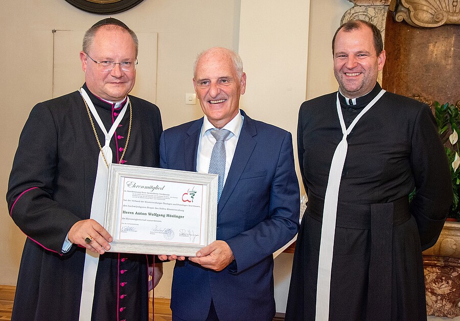 Propst Anton Höslinger (links) bekam die Ehrenmitgliedschaft im Verband der Klosterneuburger Önologen und Pomologen verliehen. Hier zu sehen mit dem Direktor der HBLAuBA Reinhard Eder (Mitte) und Novizenmeister Tassilo Lorenz (rechts).