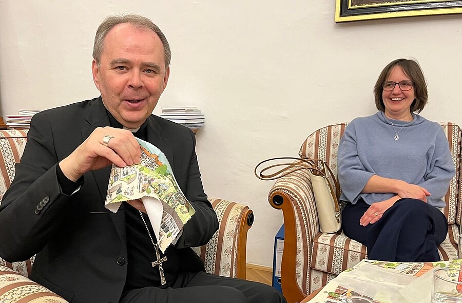 Freute sich über das Wimmelbild als Gastgeschenk: Bože Radoš, der Bischof von Varaždin. / ÖOK Freute sich über das Wimmelbild als Gastgeschenk: Bože Radoš, der Bischof von Varaždin.