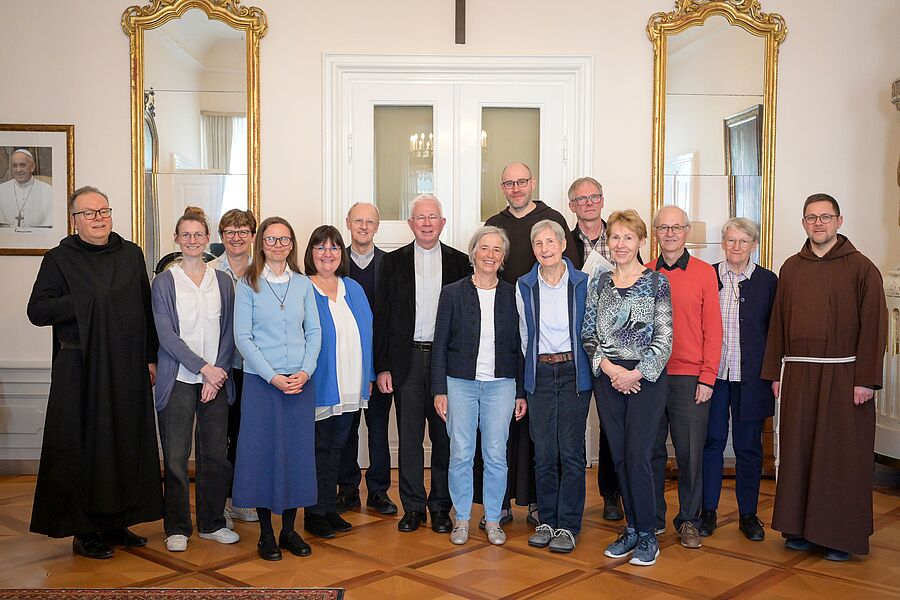 Einige Geistliche Begleiter:innen der Erzdiözese Salzburg trafen sich vor kurzem zum Austausch mit Erzbischof Franz Lackner. Mit dabei waren auch einige Ordensleute, darunter z.B. Sr. Anne Buchholz (2.v.l.) und Br. Thomas Schied (1.v.r.).