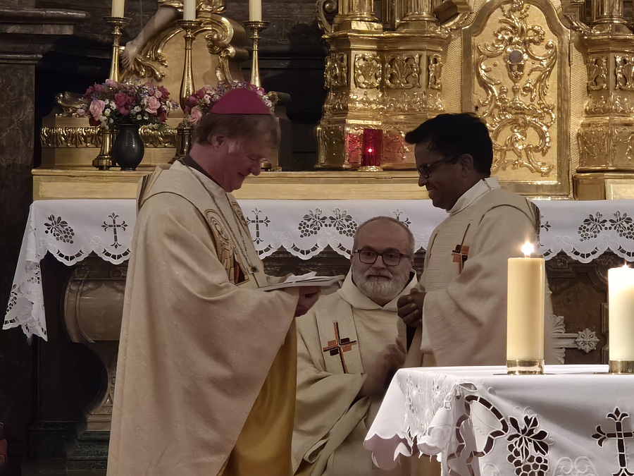 Provinzial P. Paul Saji Bavakkat überreichte Bischof Scheuer das erste Exemplar der Festschrift zum 400-jährigen Jubiläum der Karmeliten in Österreich. / Sabrina Birkhof Provinzial P. Paul Saji Bavakkat überreichte Bischof Scheuer das erste Exemplar der Festschrift zum 400-jährigen Jubiläum der Karmeliten in Österreich.