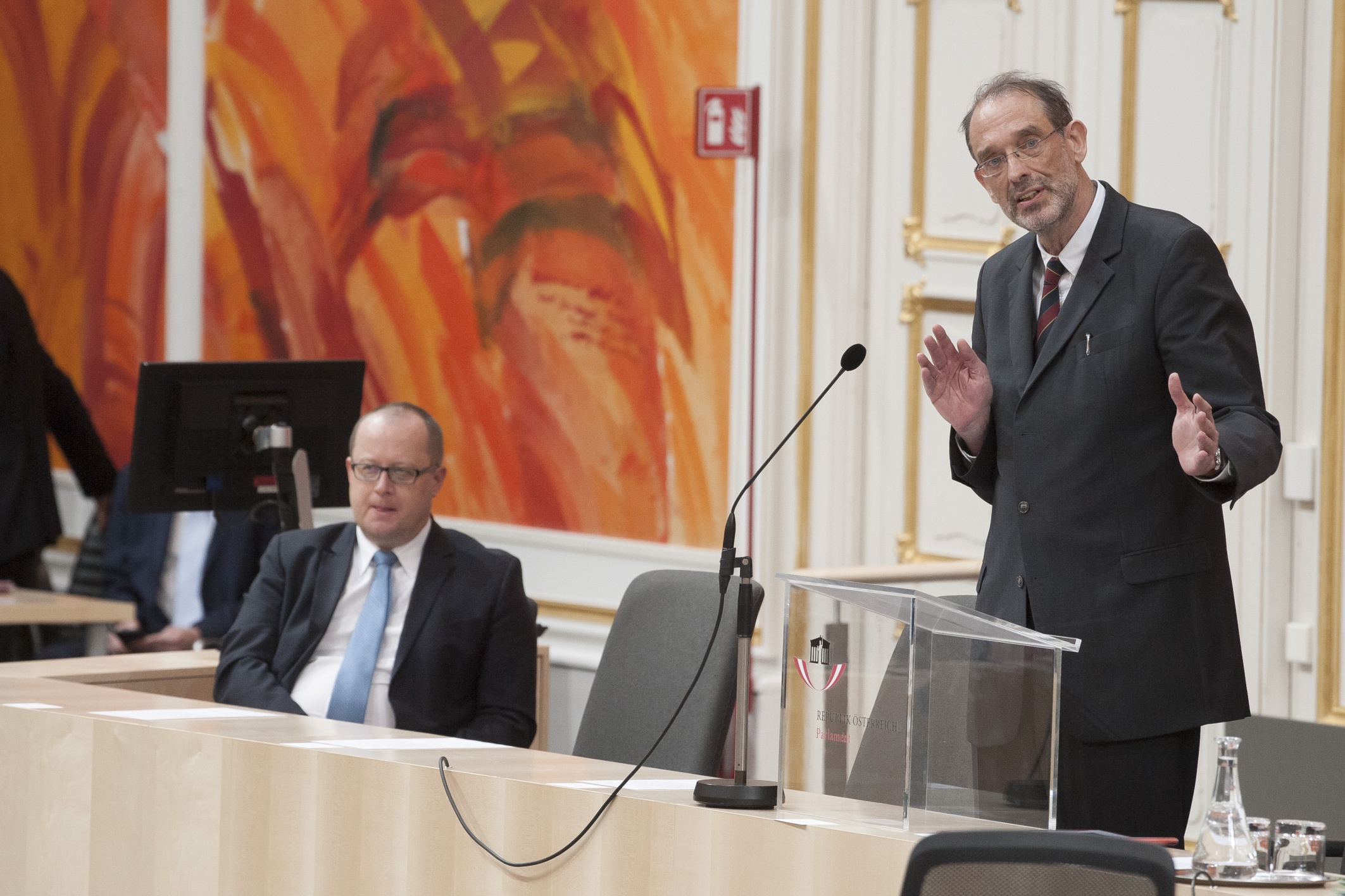 7. Sitzung des Nationalrates. Erkl?rungen des Bundesministers f?r Bildung, Wissenschaft und Forschung und des Bundesministers f?r Inneres gem?? ? 19 Absatz 2 der Gesch?ftsordnung des Nationalrates zum Thema: 'Die Zukunft ?sterreichs sichern durch Bil / Parlamentsdirektion/Thomas Jantzen Auf der Regierungsbank von rechts: Bundesminister f?r Bildung, Wissenschaft und Forschung Heinz Fassmann (V), Staatssekret?r Hubert Fuchs (F)