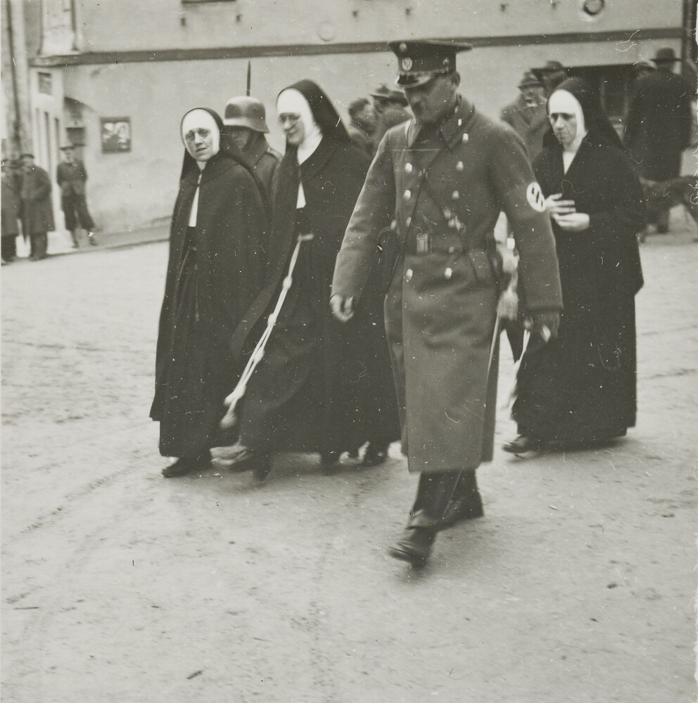 Der Gang dreier Halleiner Schulschwestern zum Verhör / Archiv der Halleiner Schulschwestern Der Gang dreier Halleiner Schulschwestern zum Verhör