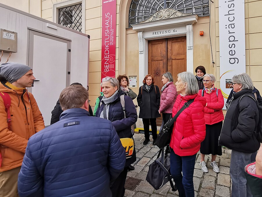 Im Rahmen des Netzwerktreffens stand auch ein Besuch in der Gesprächsinsel mit Leiterin Verena Osanna (3.v.l.) auf dem Programm. / Robert Hautz/Kircheneck Im Rahmen des Netzwerktreffens stand auch ein Besuch in der Gesprächsinsel mit Leiterin Verena Osanna (3.v.l.) auf dem Programm.