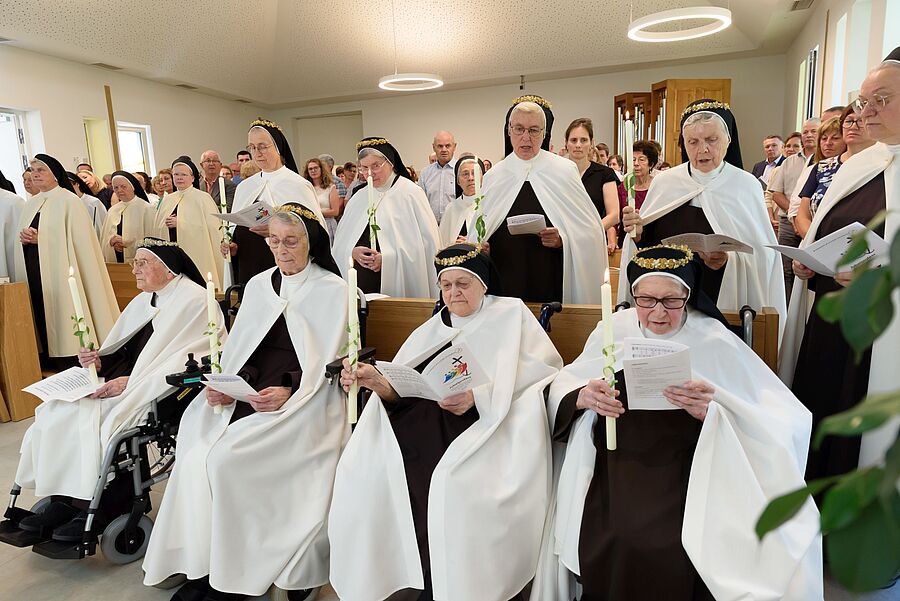Die acht Jubilarinnen blickten im Rahmen des Festgottesdienstes dankbar zurück und erneuerten ihre Profess.