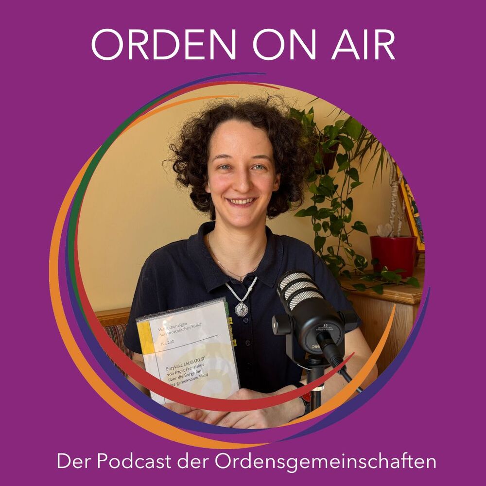 Sr. Jana Roschitz mit der Enzyklika Laudato Si