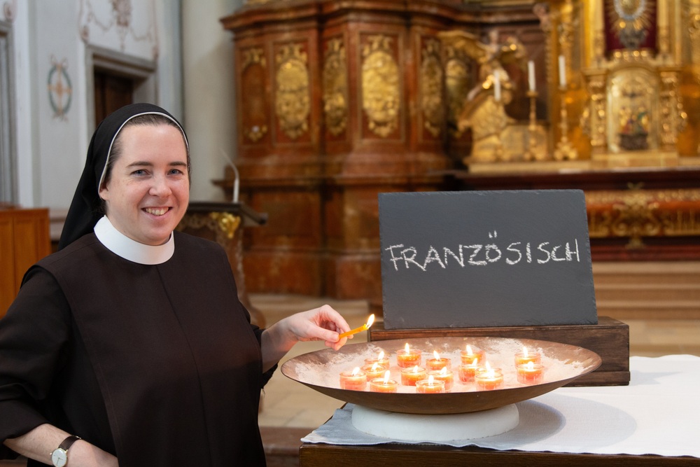 Sr. Helena Fürst beim Entzünden einer Kerze